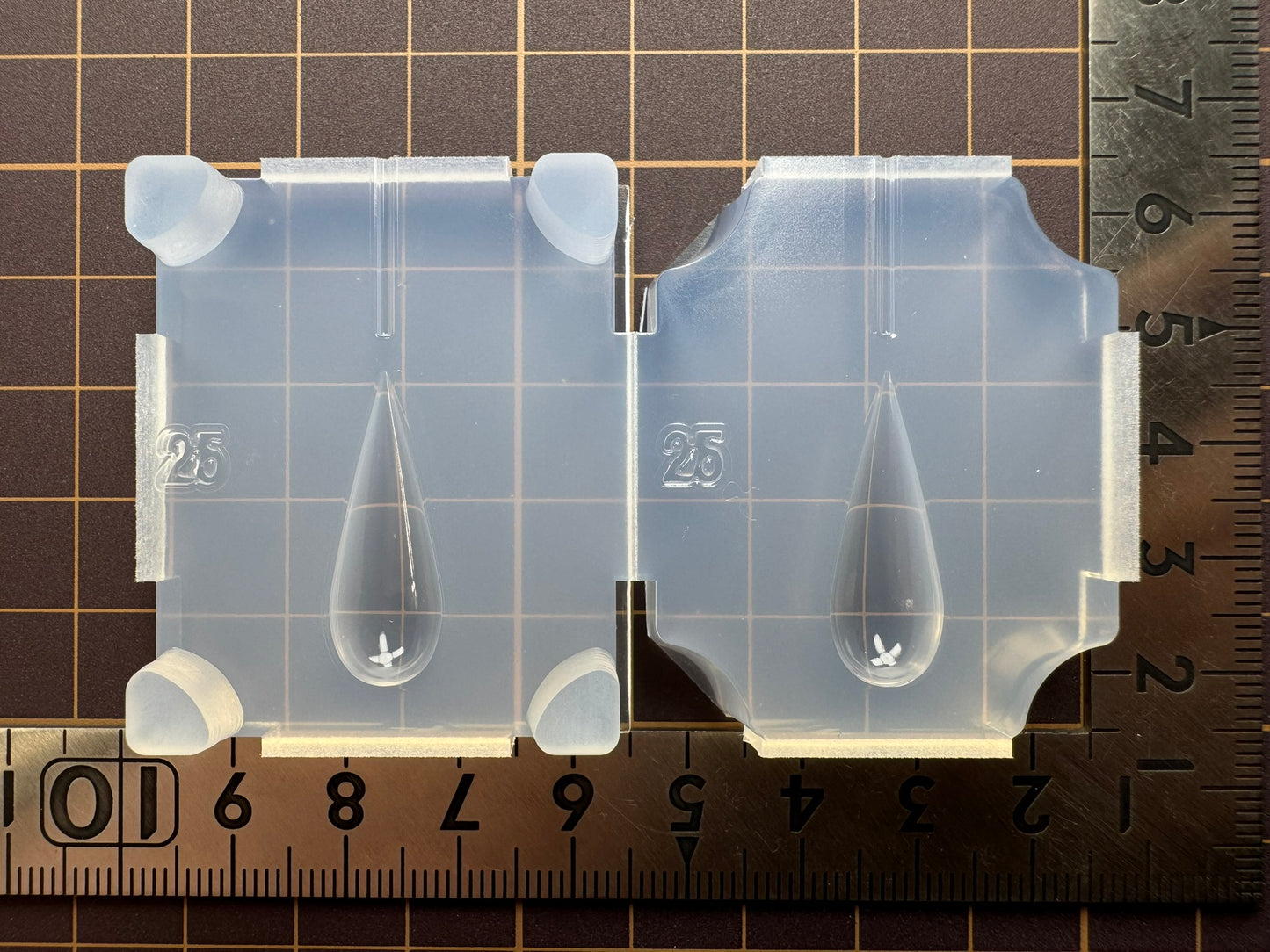 「センターライン付きスリムドロップ」レジン用モールド