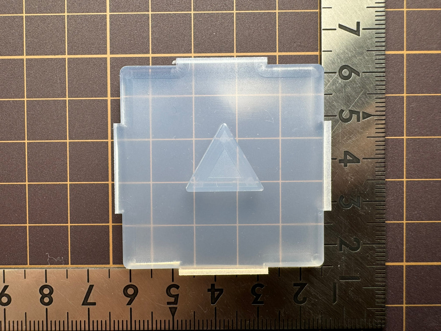 「プレート穴あけ　三角」レジン用モールド